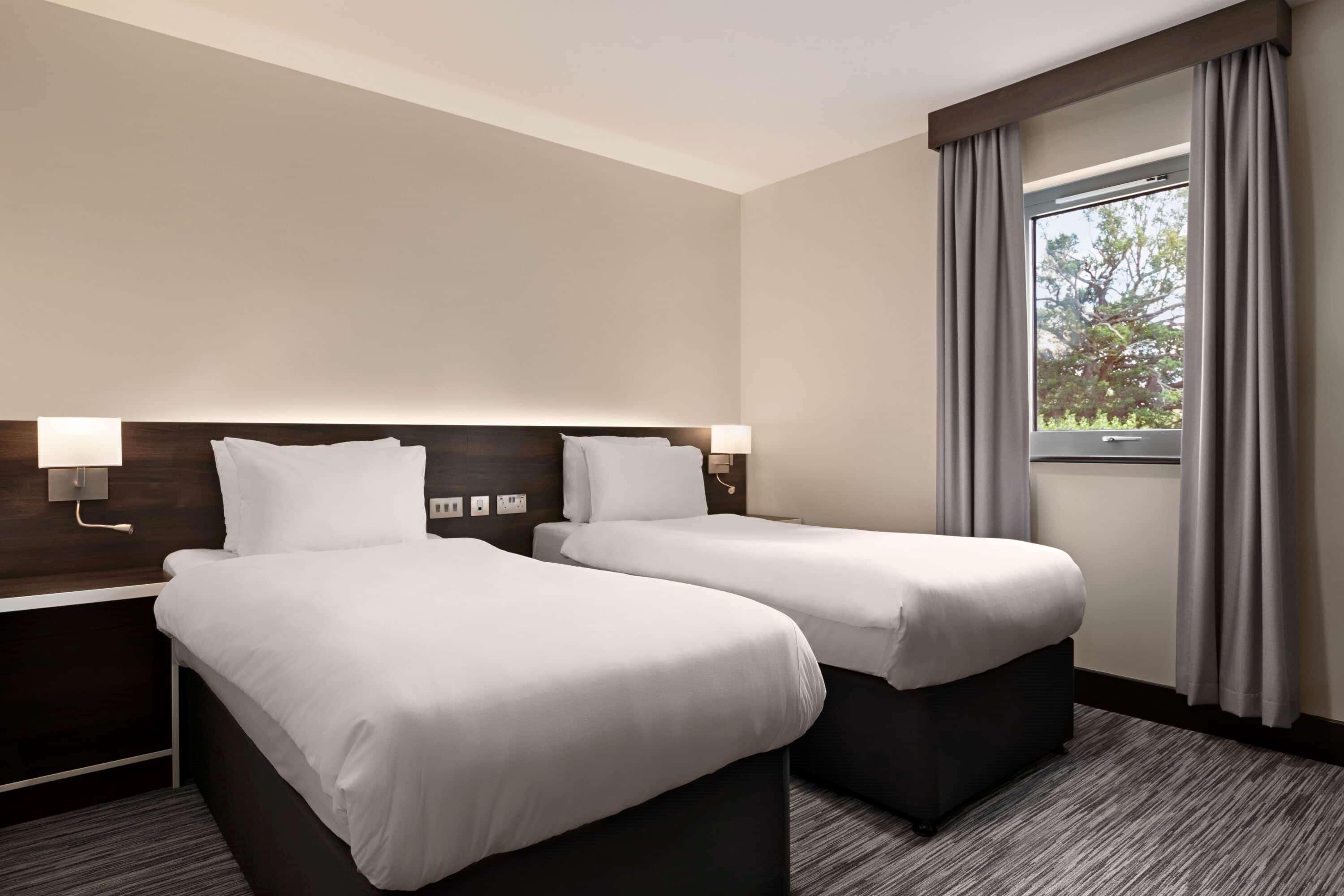 Ramada By Wyndham Cobham Hotel Cobham  Exterior photo