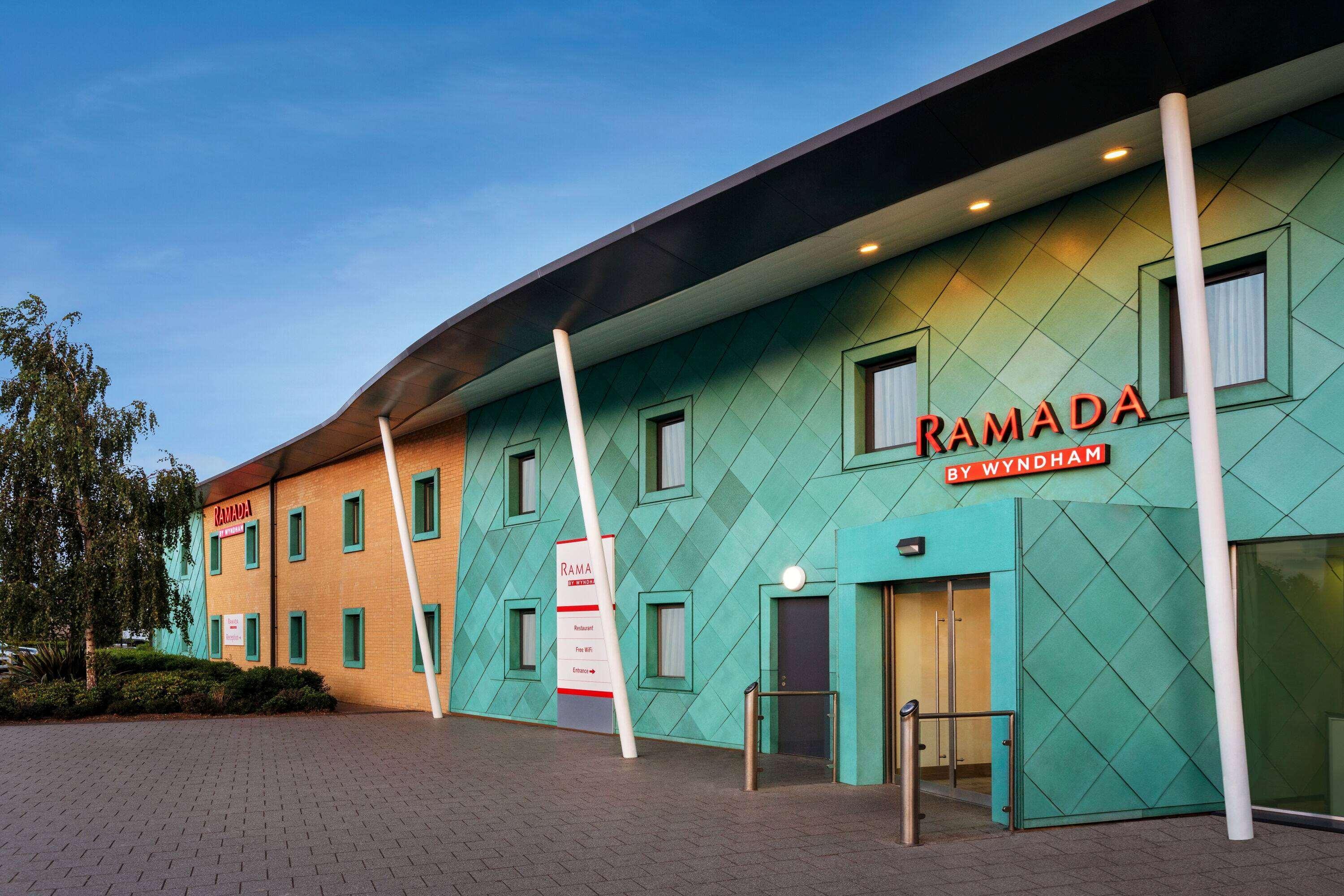 Ramada By Wyndham Cobham Hotel Cobham  Exterior photo