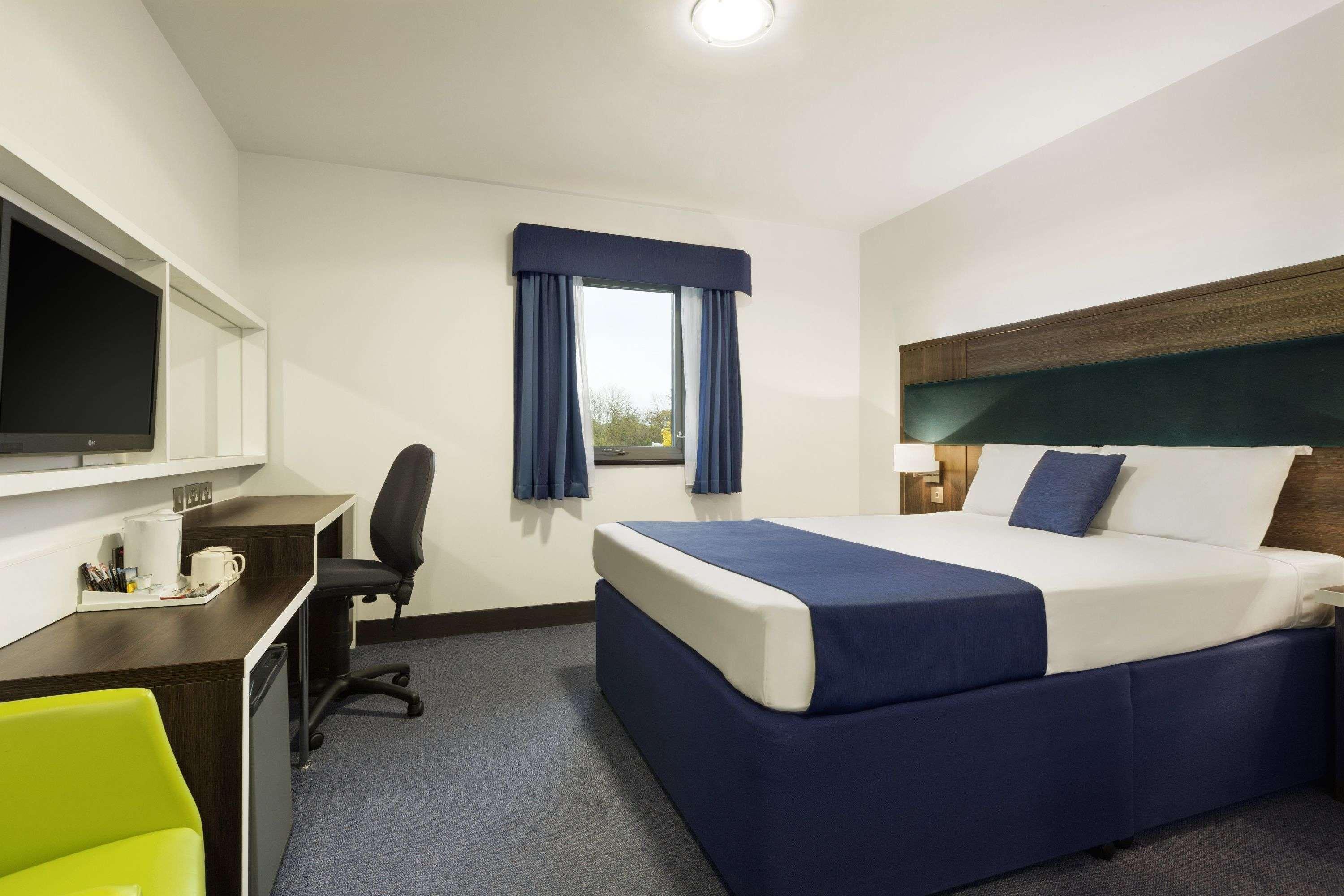 Ramada By Wyndham Cobham Hotel Cobham  Exterior photo